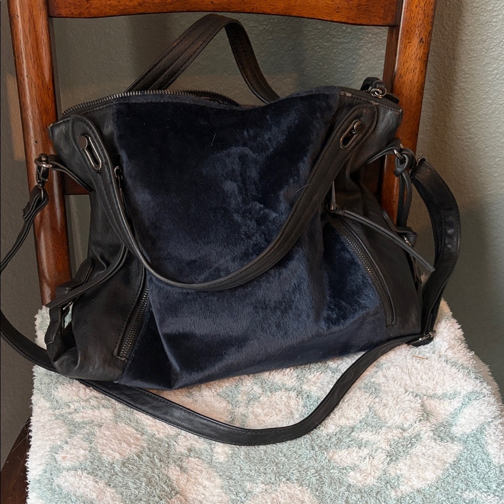 Chic Black & Navy Jessica Simpson Shoulder Bag